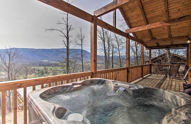 Smoky Mtn Log Cabin w/Hot Tub & Panoramic Views!