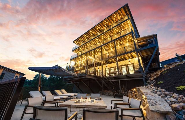 Smoky Mtn Ultra Luxury Cabin, 8Bsleeps26, Waterpark, Pool Table,IndoorPool, PS5