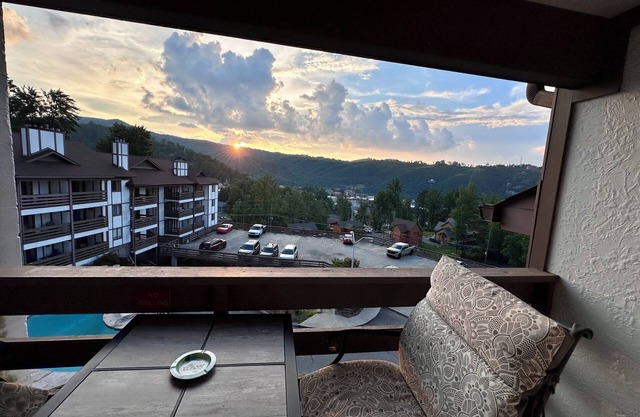 Smoky Mtn View Escape 3BR/3BA, Sleeps 8, 10 minutes walk from Downtown