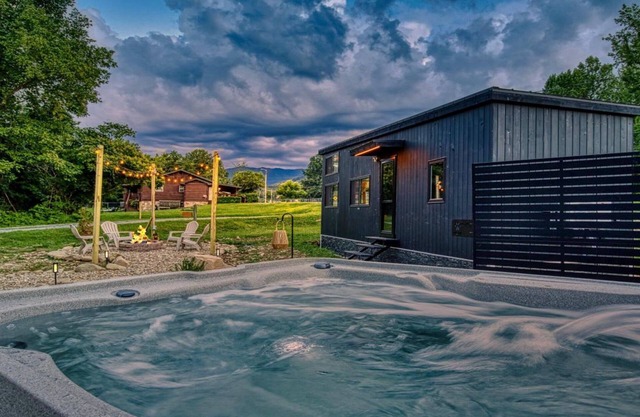 Smoky Nook Soak & S’mores - Luxury Tiny Home w/AC, Mountain Views & Fire-pit