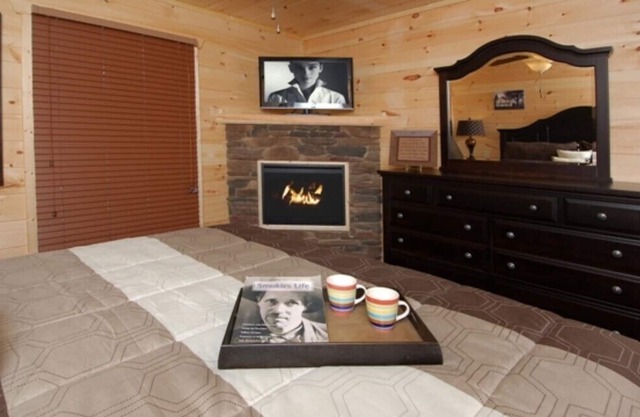 Smoky's Summit - 4 Bedrooms, 4 Baths, Sleeps 14 by RedAwning