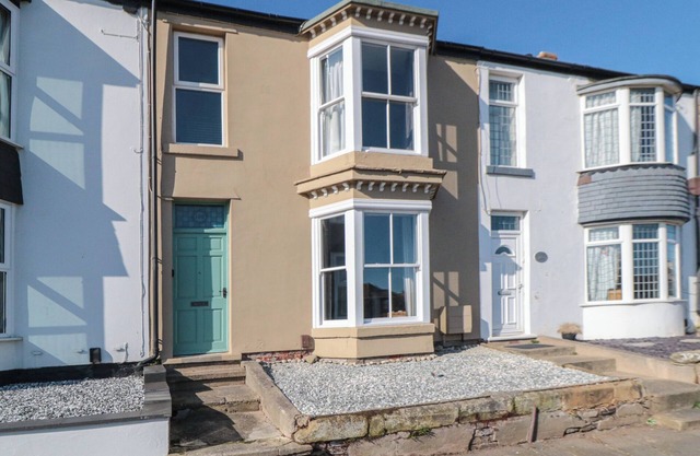 SMUGGLER'S HATCH, pet friendly, with a garden in Marske-By-The-Sea