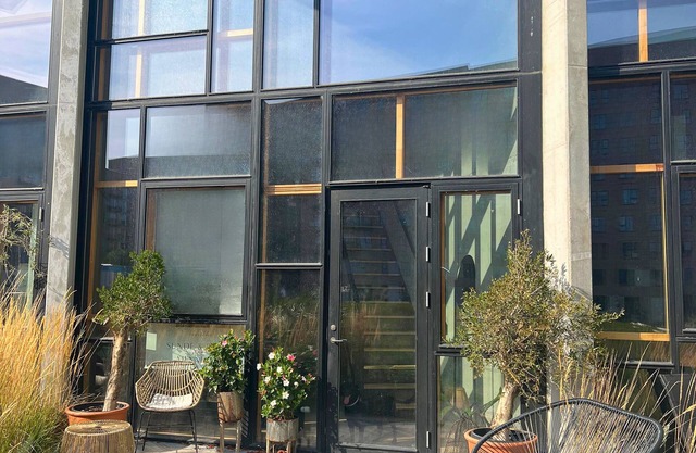 Smuk Arkitekttegnet Villa med Flere Solterrasser- til den Store Familie