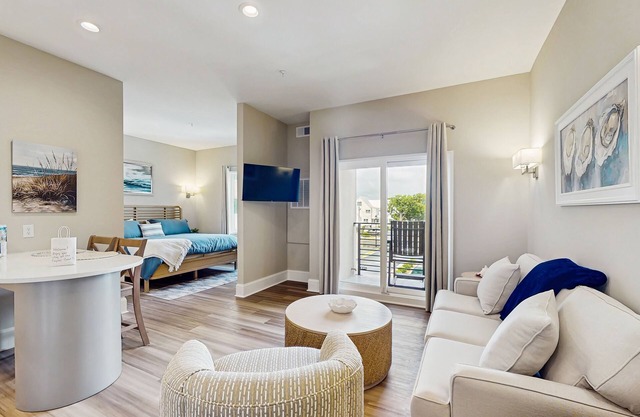 Snow-bird friendly coastal condo near harbor with private balcony
