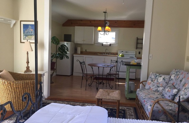Snowball Hill Cottage - Near Pemaquid Beach & New Harbor Village.