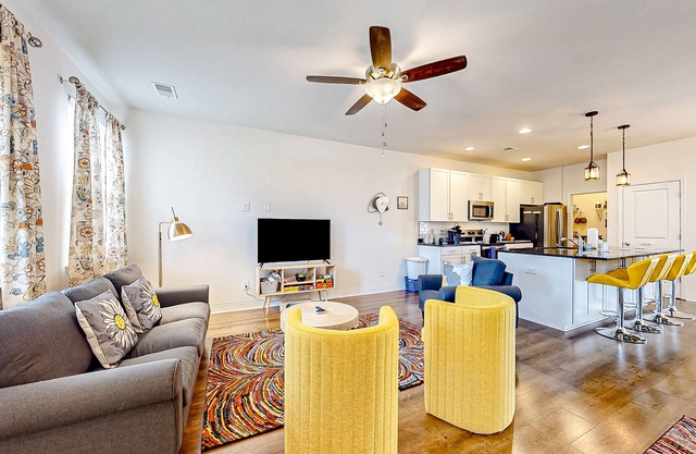 Snowbird-friendly townhouse with pool, tennis court, & central AC