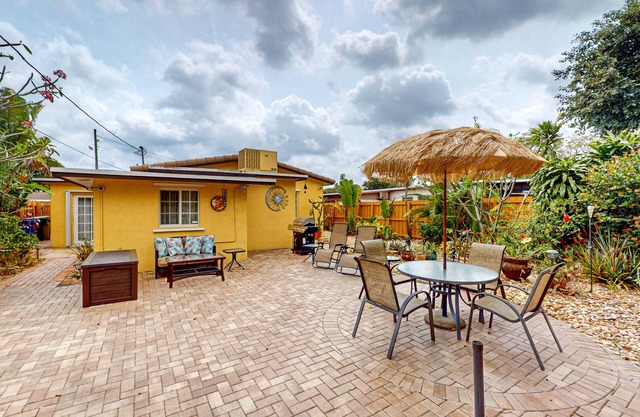 Snowbird-friendly home with enclosed backyard, grill, patio, streaming, W/D, AC