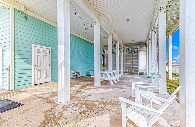 Snowbird-friendly 2-story home with ocean views, shared pool, & outdoor shower