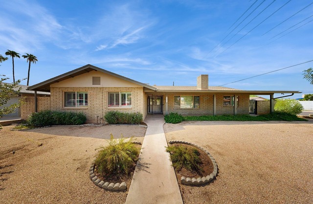Snowbird-friendly downtown home & guest house with patio, grill, office, W/D, AC
