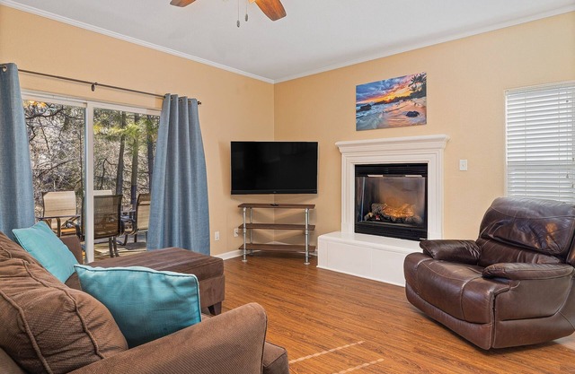 Snowbird-friendly retreat hot tub, pool, creek views ,wifi, grill, & fireplace