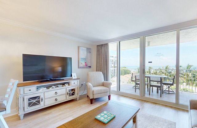 Snowbird-friendly Gulf-front condo with pool, hot tub, fitness room, & AC