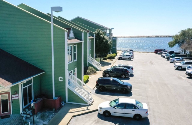 Snowbird Rates |Waterview in FWB |Intracoastal Waterway |Sandy On-Site Beach |1 Queen |Fun Included