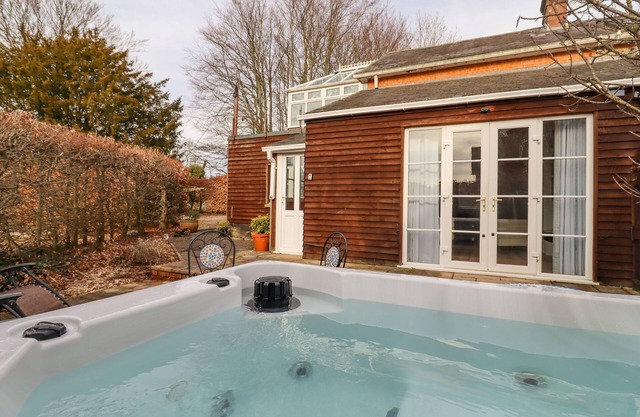 SNOWDROP, romantic, character holiday cottage in Blandford Forum
