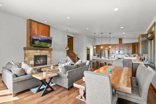 Snowghost Den True Ski In Ski Out Home Sleeps 9 with 3 Bedrooms 2 and a half Bathrooms and Private Hot Tub