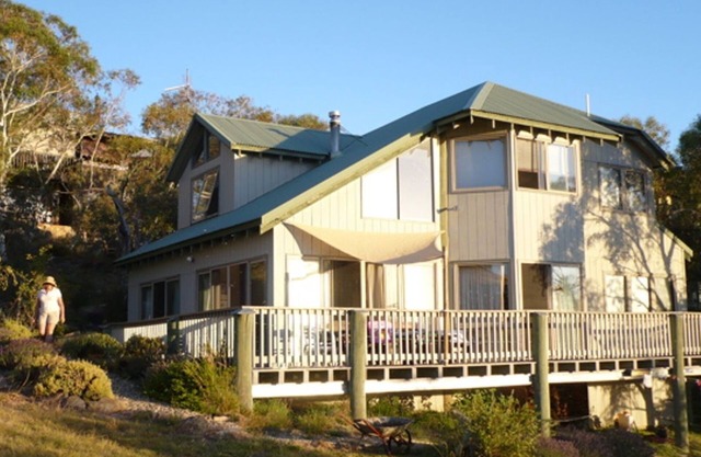 Snowgums on the Lake - Charming 4BR Home l Amazing Lake Views l Balcony