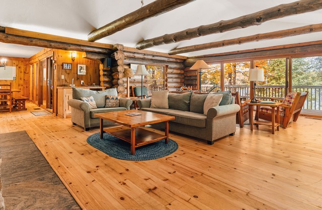 Snowmobile & Pet-Friendly Group Lakefront Lodge Near Dorset