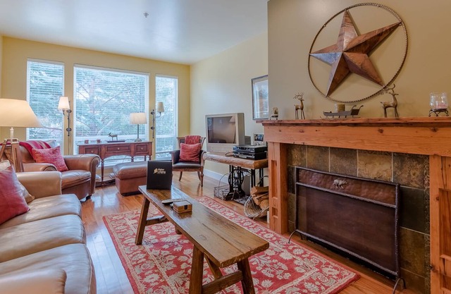 Snowstar Condo 13 - Walk to Downtown Ketchum & Bald Mt Lifts + Hot tub