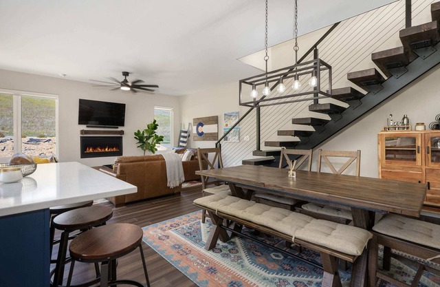 Snowy Peaks |Ski in- Ski Out Designer Home