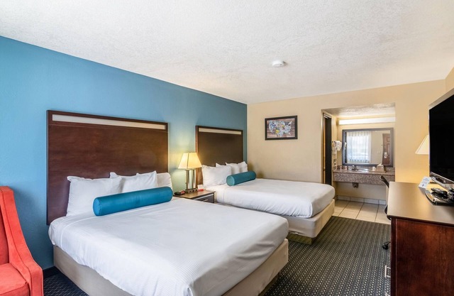 SNQQ-Suite Double Queen Non-Smoking