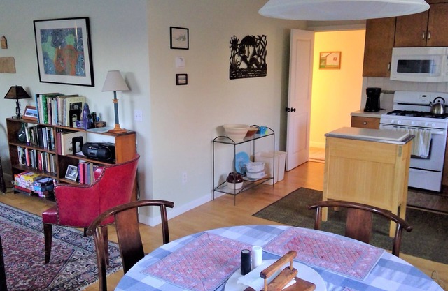 Snug, bright, quiet modern cottage-short walk to beaches!