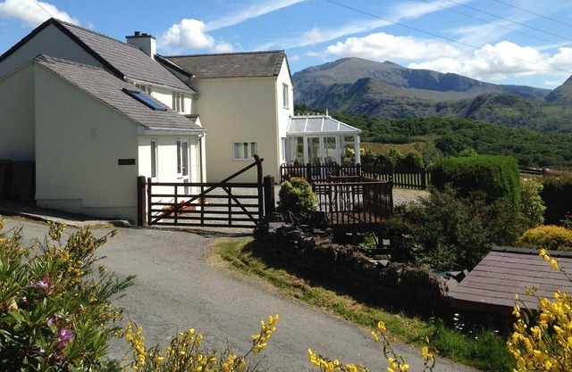 Snug, centrally Cottage With Enviable Lake and Snowdon Massif Views.