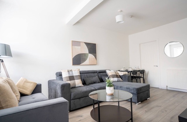 Snug Modern Home in Larkhall