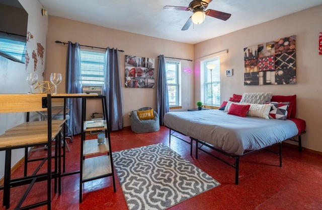 SNUG studio nestled in the heart of center city!
