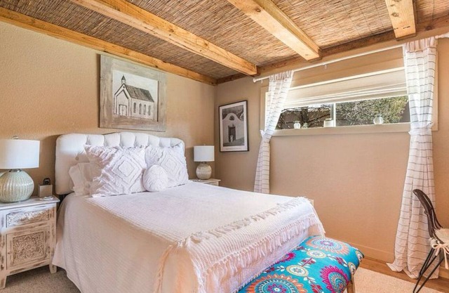 So. Capitol area quaint casita! Walk to Railyard & Plaza
