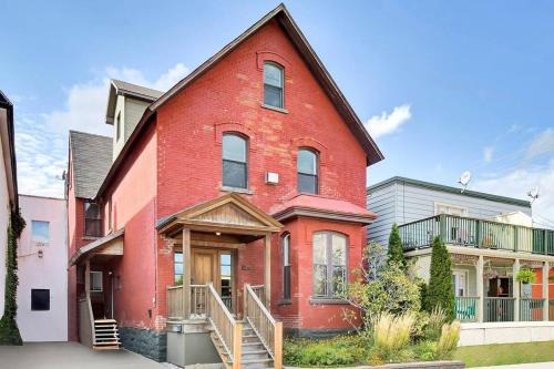 Soaring ceilings 15 min walk to Parliament