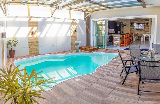 sobrado com piscina aquecida a poucos metros mar