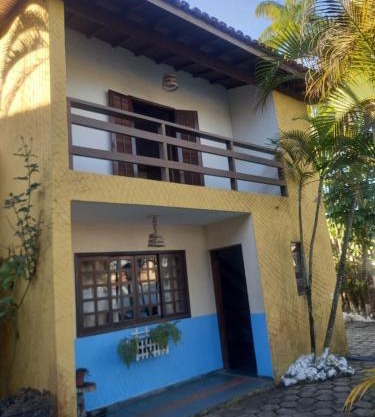 Sobrado Estiloso com Piscina à 300 m da Praia