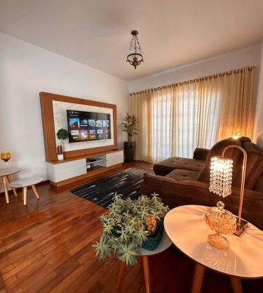 Sobrado INTEIRO com todas as comodidades e ótima localização