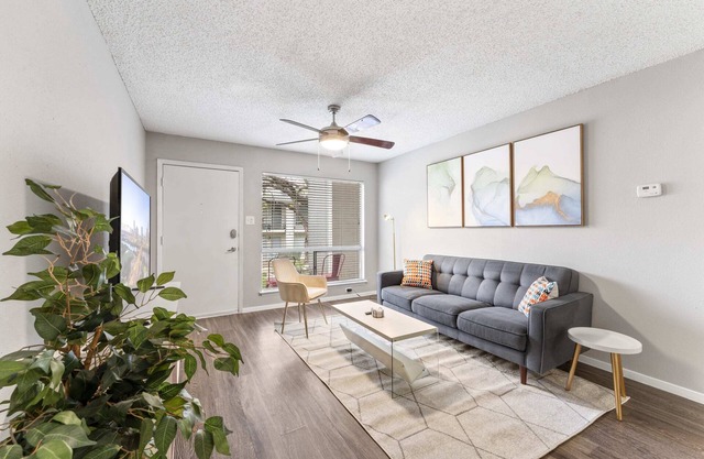 SoCo 2BR corner suite, king bed, fast WiFi