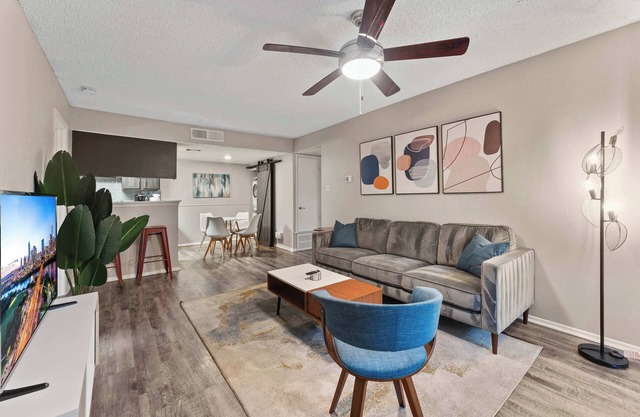 SoCo 2BR warm suite, king bed, fast WiFi