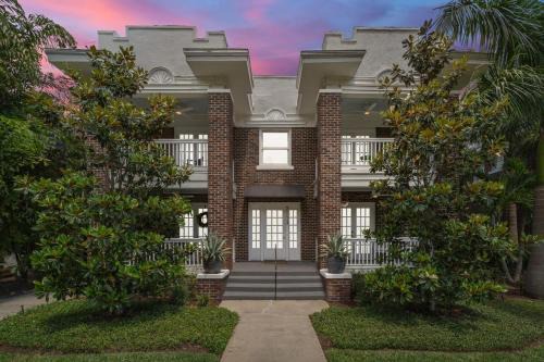 SoHo Siesta Stunning Apt w Private Balcony