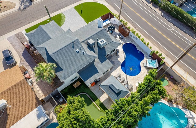 Sol Villa-Old Town Scottsdale! 7 BR. Pool, Jacuzzi, Putting Green, Game Room