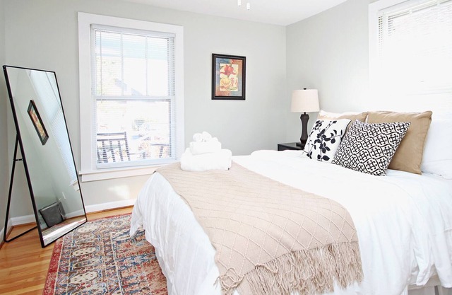 Sol, Washington Park, 2 bed, 1 bath entire home