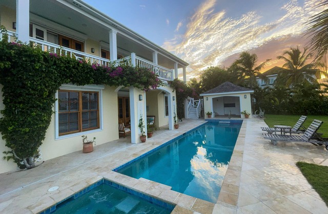 Solaqua luxury hillside villa with 360 views, pool/spa and pink sands beach