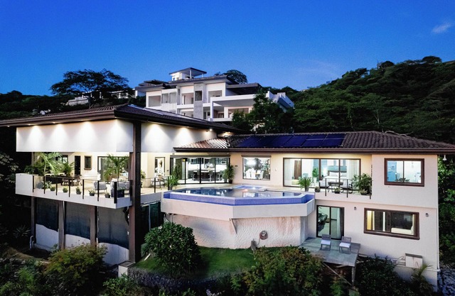 Solar Hot tub, Walk to Beach, Daily Housekeeping Included