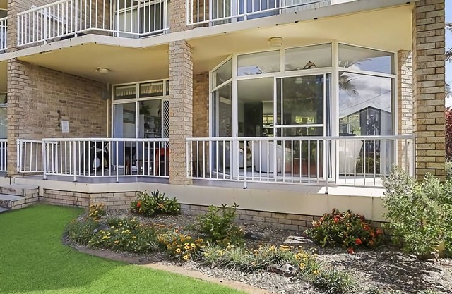 Solitaire 1 is a spacious two bedroom apartment in central Sawtell, walking distance to the beach