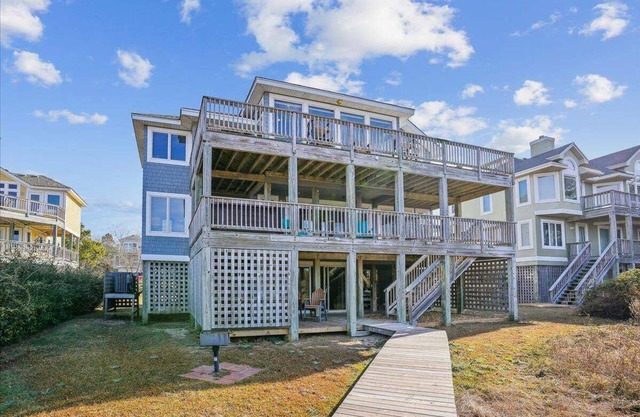 Somerset - 5 Bed, 3.2 Bath dog friendly soundfront home with hot tub