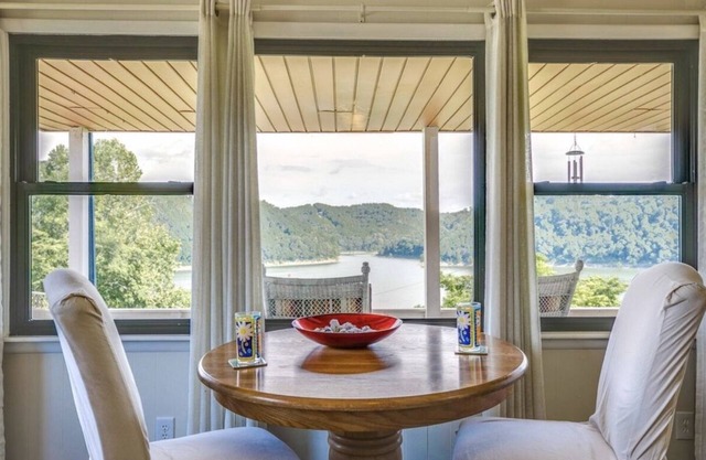 Songbird Manor (Panoramic Lake Views)