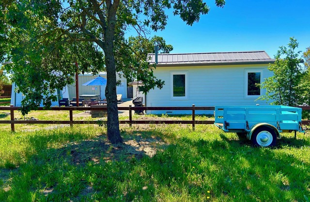 Sonoma Cottage: among the vines and close to EVERYTHING!