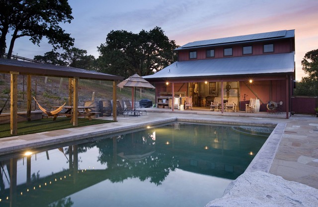 Sonoma Farmhouse 6 private acres; 5 King Suites, plus Barn, Pool, Bocce & HotTub