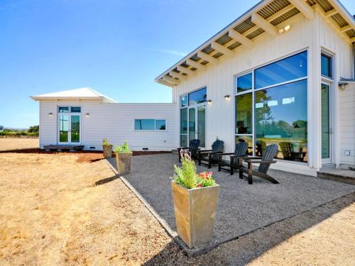 Sonoma-Napa Wine Country Retreat Surrounded By Vineyards, Views, & Privacy