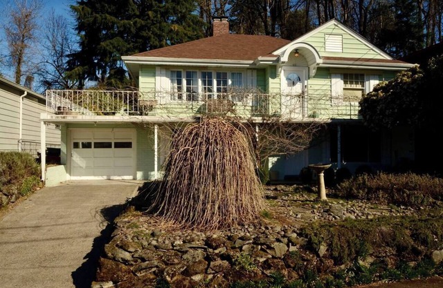 Soothing 2-bedroom house with AC in SE Portland.