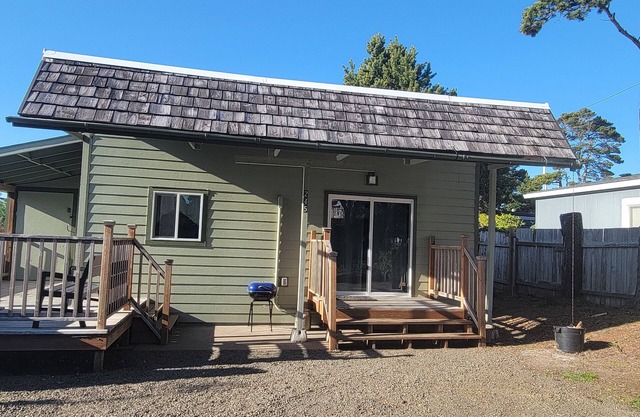 Soothing beach house with WiFi in Lincoln Beach