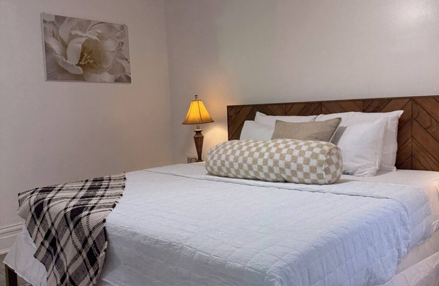 Soothing entire 3-bedroom 2-fullbath house with AC in Pittsburgh