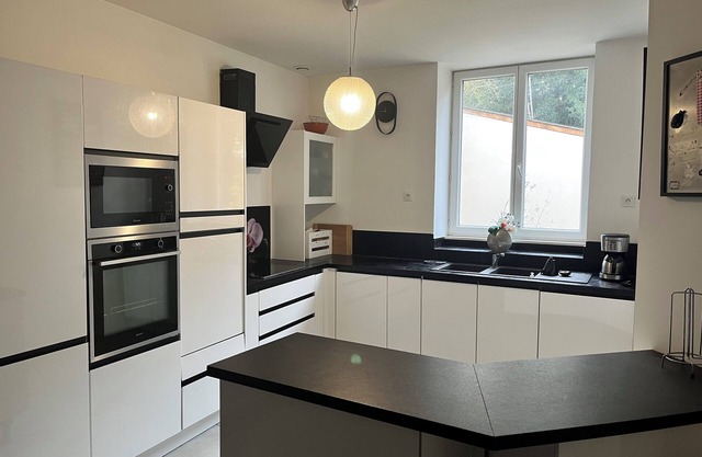 Soothing townhome with AC in charming Orléans