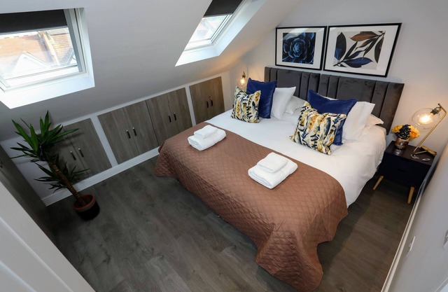 Sophisticated 3Bedroom/2Bathroom Pet-Friendly Duplex Flat w/FREE WIFI